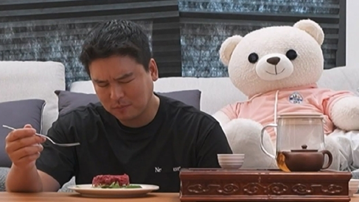 Lee Jang-woo Opens Up About Hectic Life and Finding Calm on MBC’s “I Live Alone”